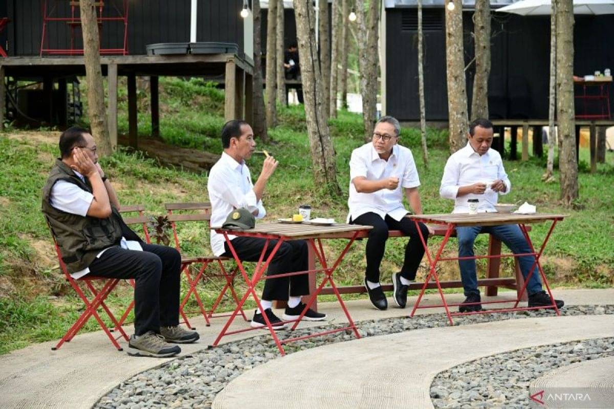 Presiden Joko Widodo bersama sejumlah menteri sarapan di IKN.