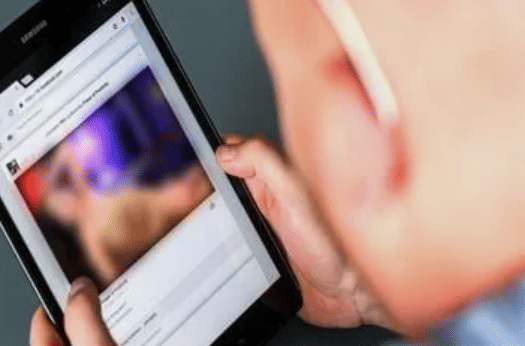 Yetuk polshalik porno Qiz yuzma-yuz o‘tirdi