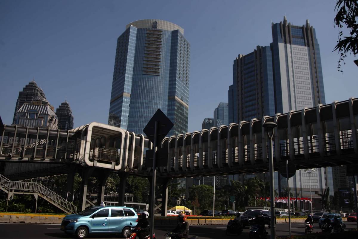 Gedung-gedung pencakar langit dengan latar belakang langit biru di Sudirman, Jakarta