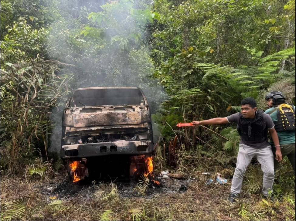 Truk yang dibakar oleh Kelompok Kriminal Bersenjata di Jalan menuju Kampung Masi, Yahukimo, Papua Pegunungan.