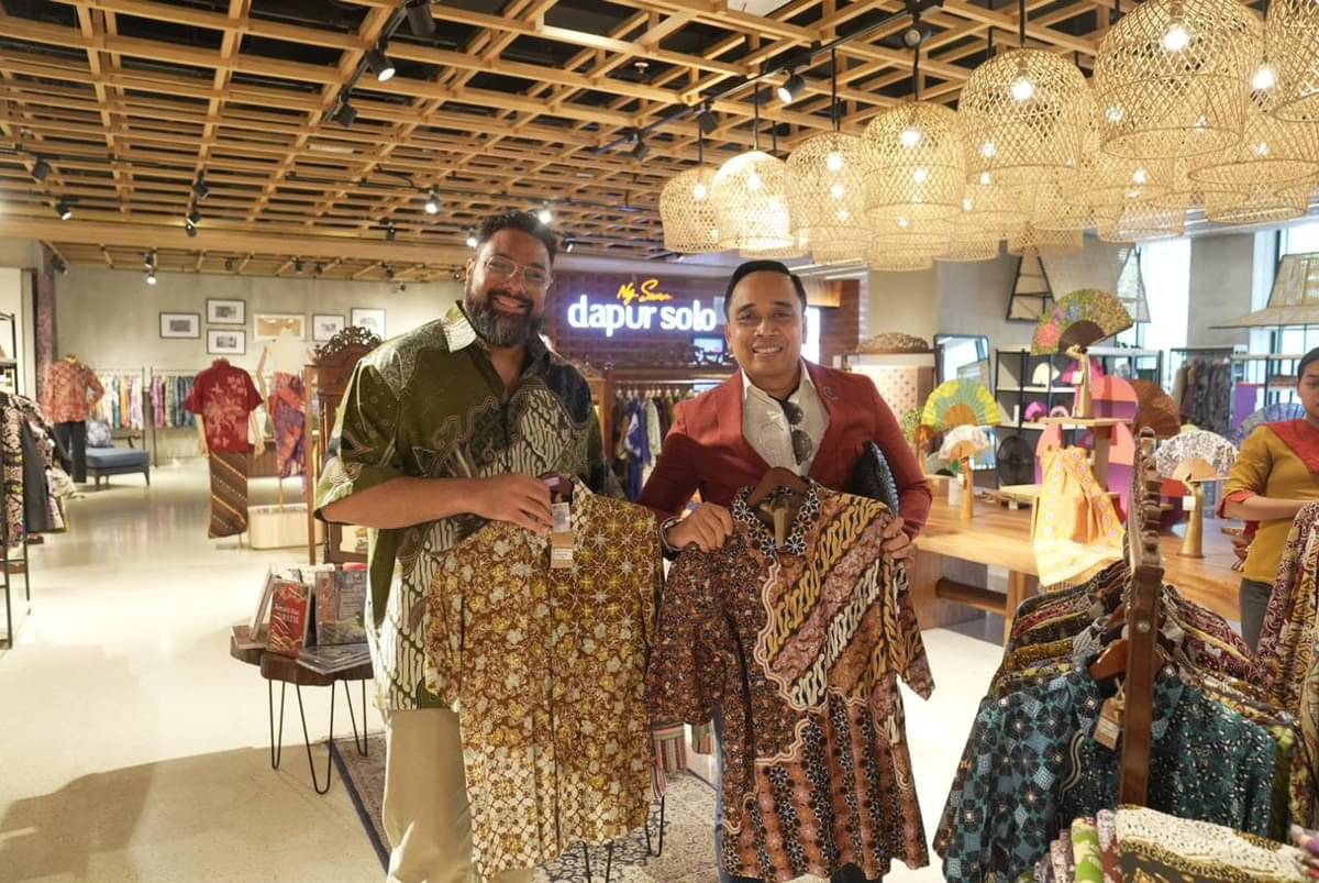 Wakil Ketua BKSAP Putu Supadma Rudana perkenalkan batik ke delegasi IPPP Tonga Lord Fatafehi Fakafanua.