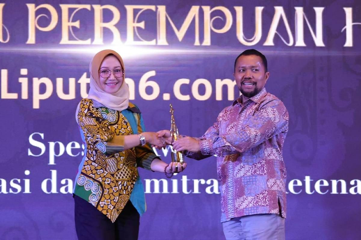 Kabarenbang Kemnaker Estiarty Haryani mewakili Menaker Ida Fauziyah menerima penghargaan.