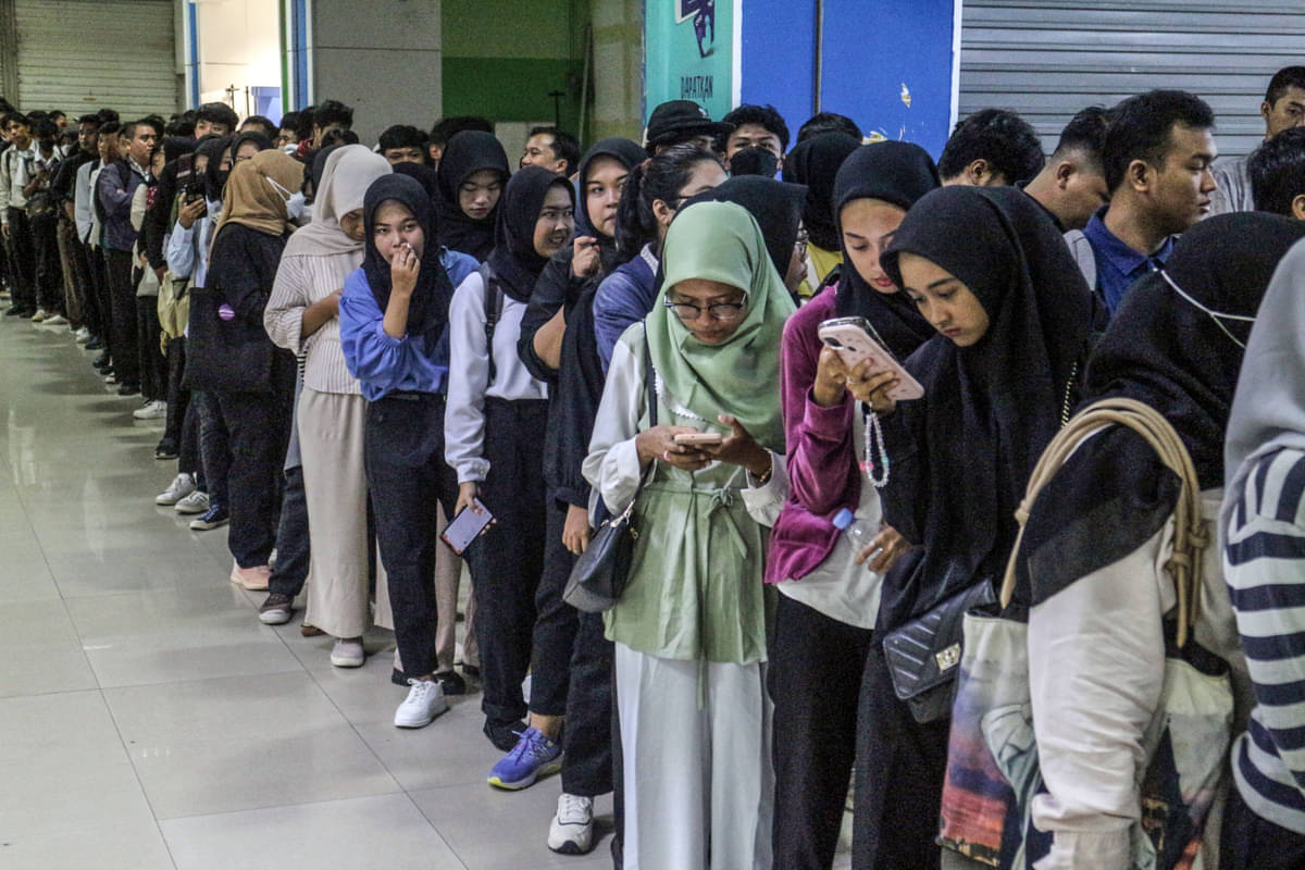 Sejumlah pencari kerja antre saat mengikuti Pameran Bursa Kerja