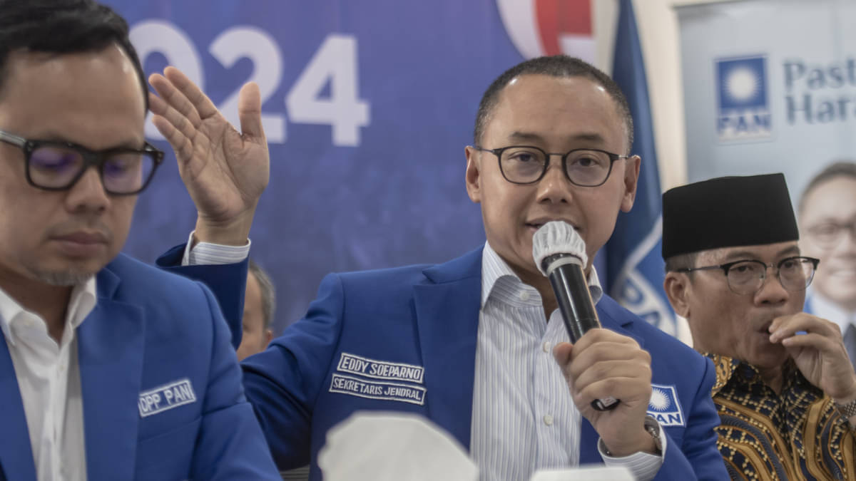 Wakil Ketua Komisi VII DPR Eddy Soeparno (tengah). 
