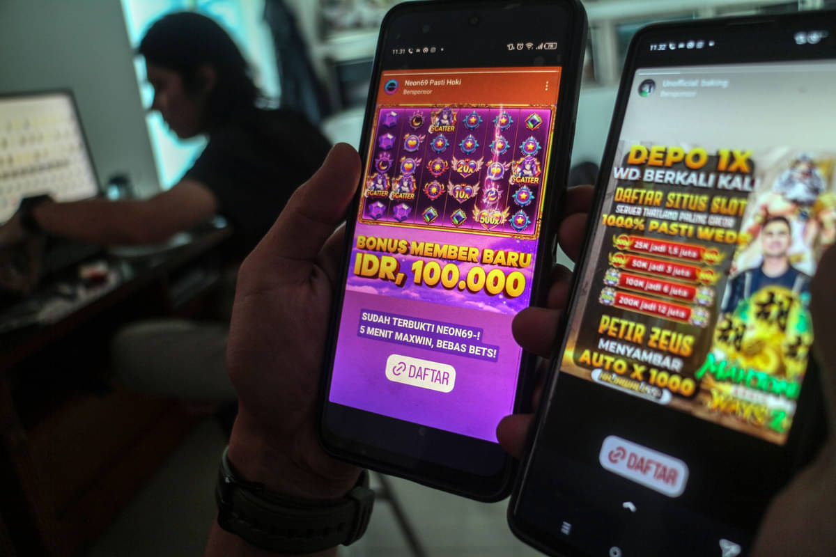Warga melihat iklan judi online bertebaran di ponsel
