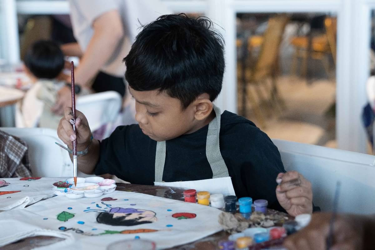 Anak melakukan kegiatan bermain dan belajar di Sekolah Inspirasi Indonesia