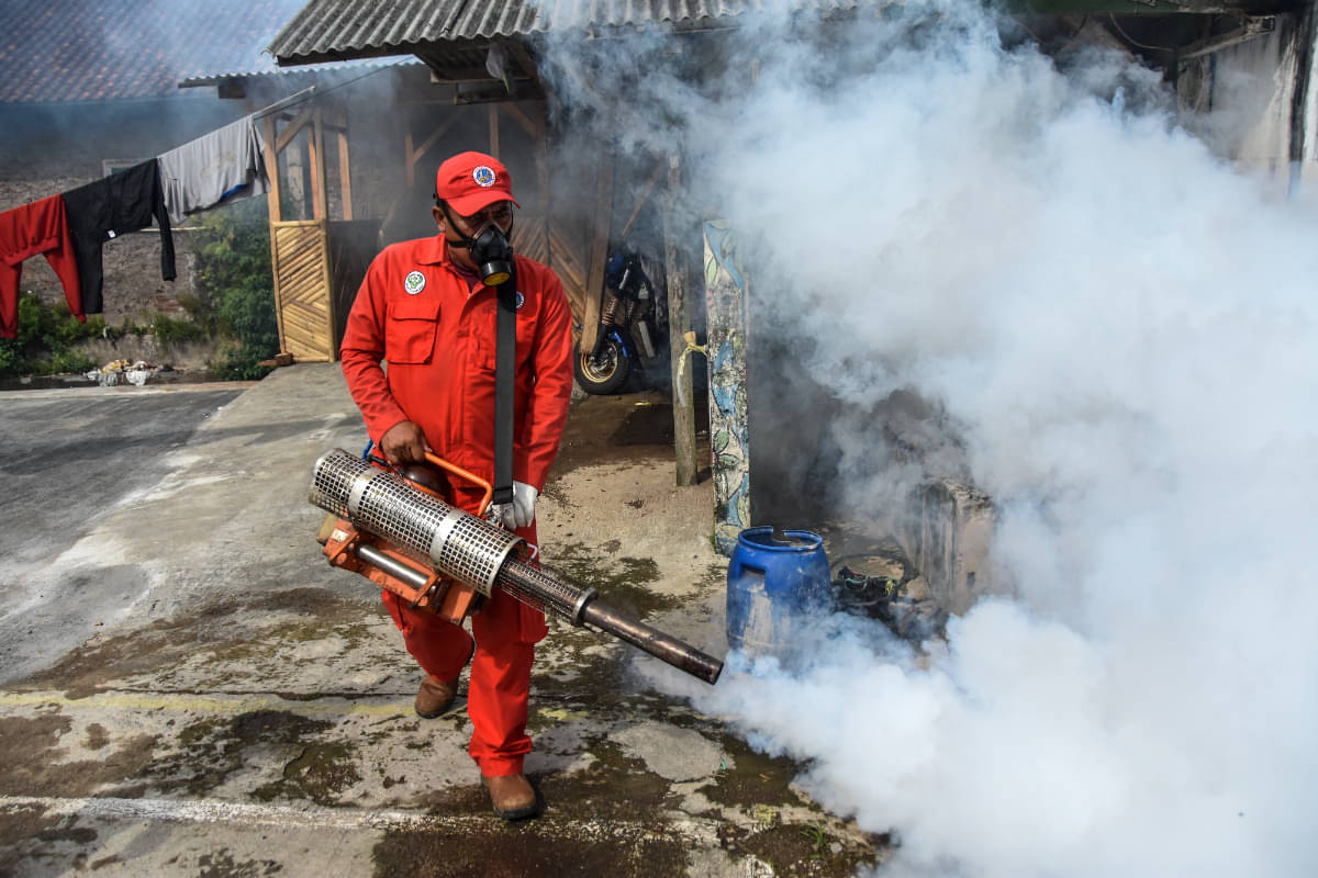 Petugas melakukan fogging atau pengasapan di Cintarasa, Kecamatan Tawang, Kota Tasikmalaya, Jawa Barat