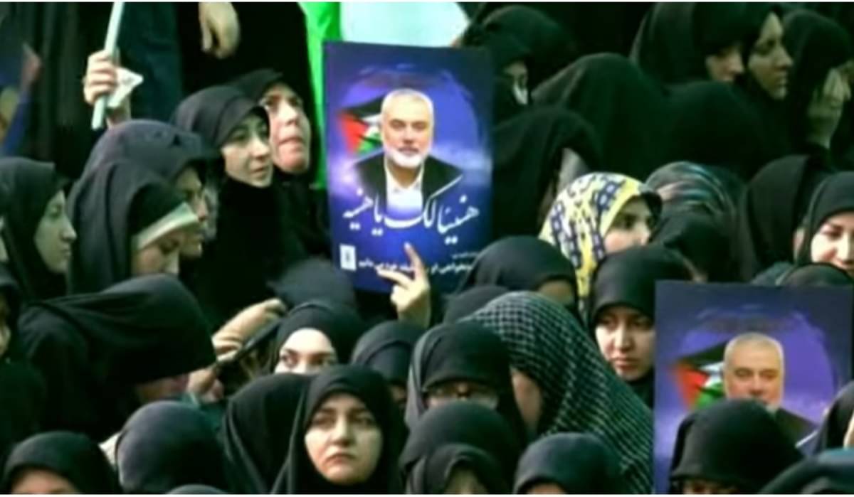 Persiapan salat jenazah Ismail Haniyeh di Teheran, Iran.