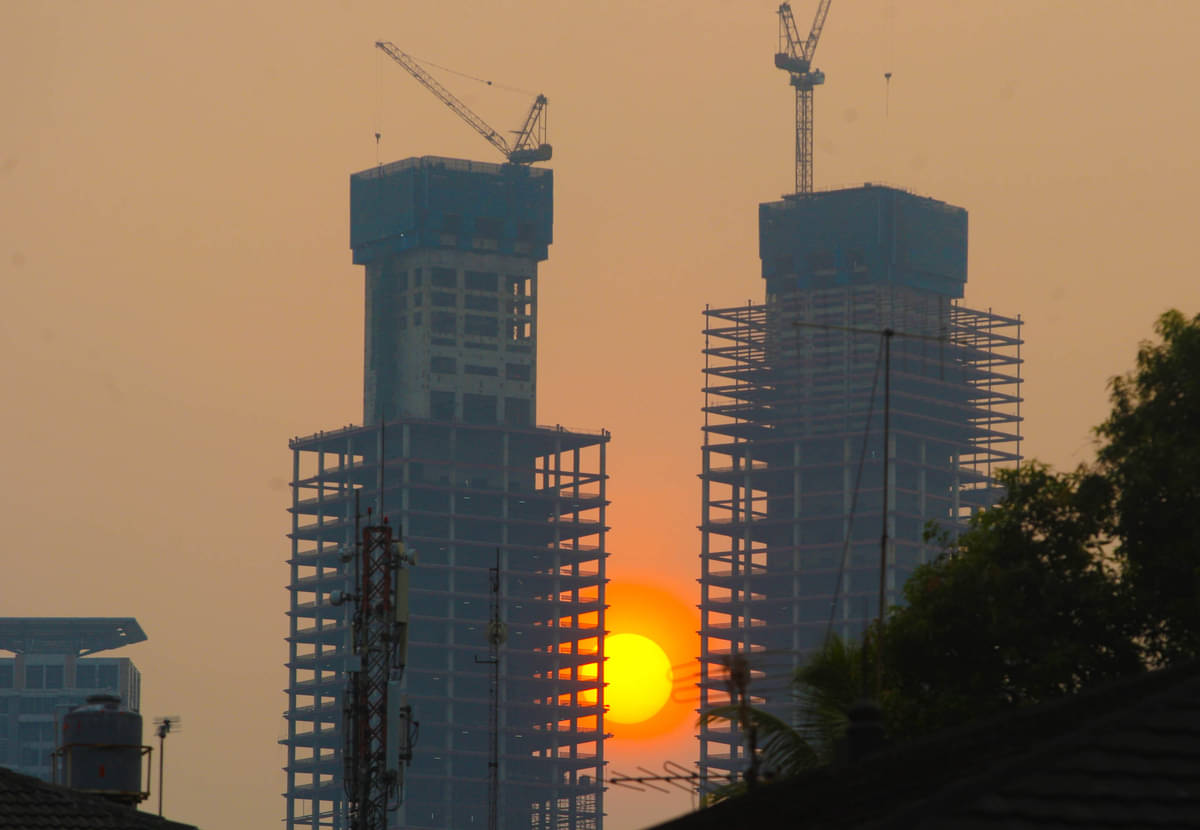 Siluet pembangunan gedung pencakar langit di Jakarta