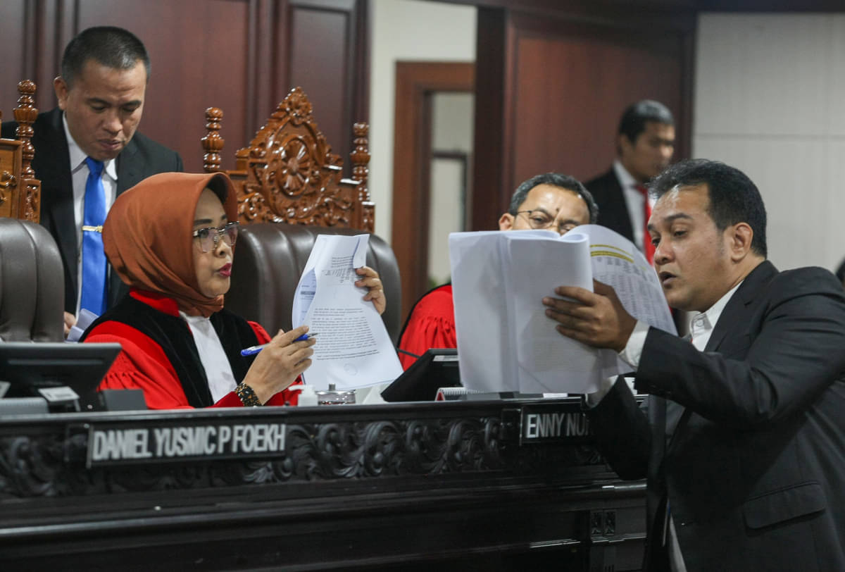 Hakim konstitusi, Enny Nurbaningsih (kiri). 