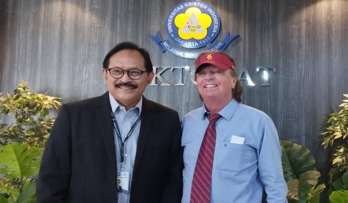 Rektor UKI Prof Dhaniswara K Harjono (kiri) bersama perwakilan USC Glenn Melnick di Gedung Rektorat UKI, Rabu (31/7).