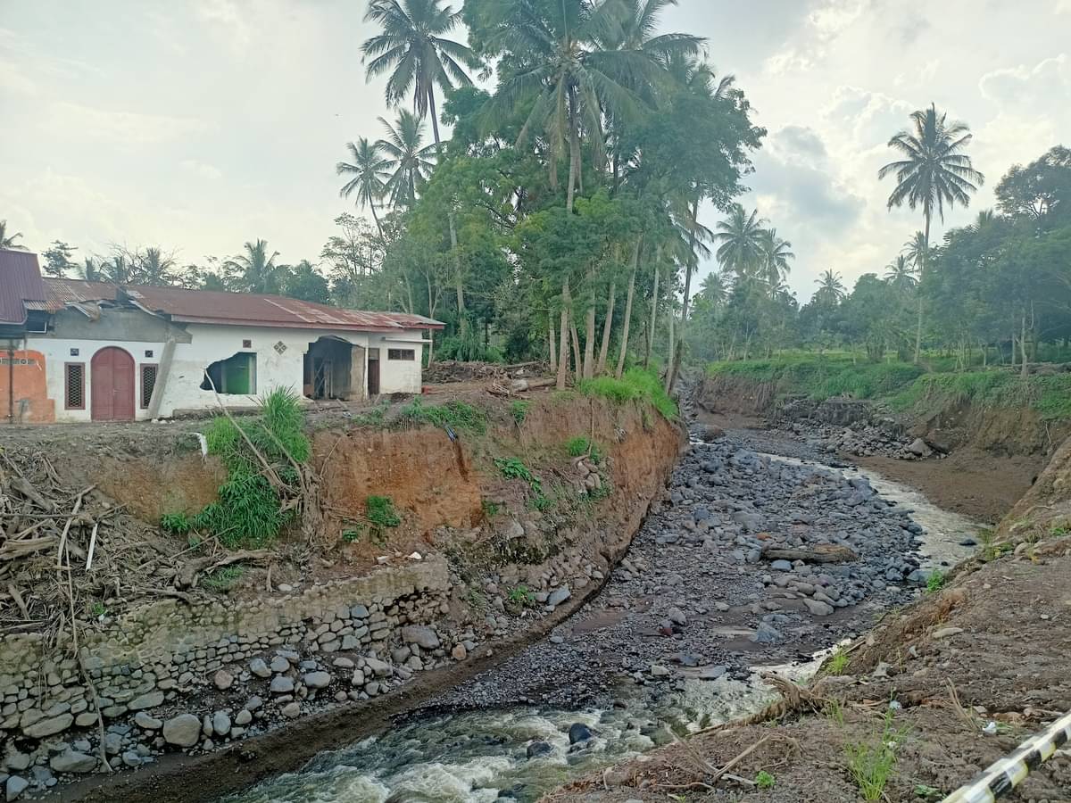 Sisa materal Gununga Marapi terbawa arus sungai dan menjadi bencana banjir lahar dingin (9/7/2024).