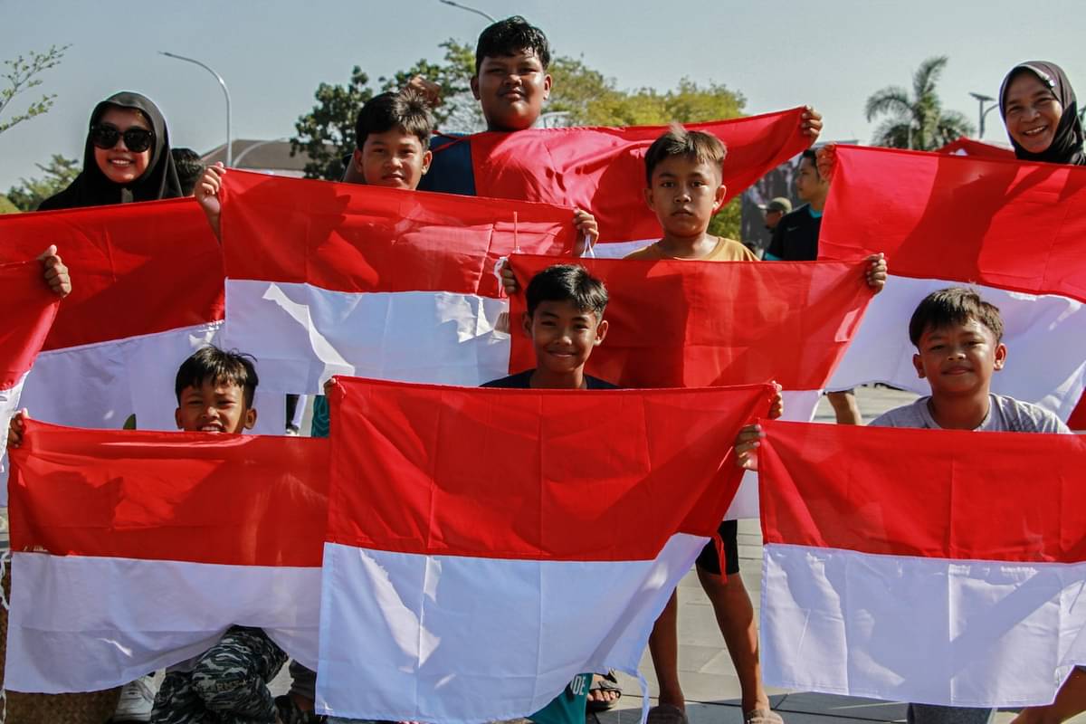 Gerakan pembagian bendera merah putih di Palangka Raya, Minggu (28/7/2024).