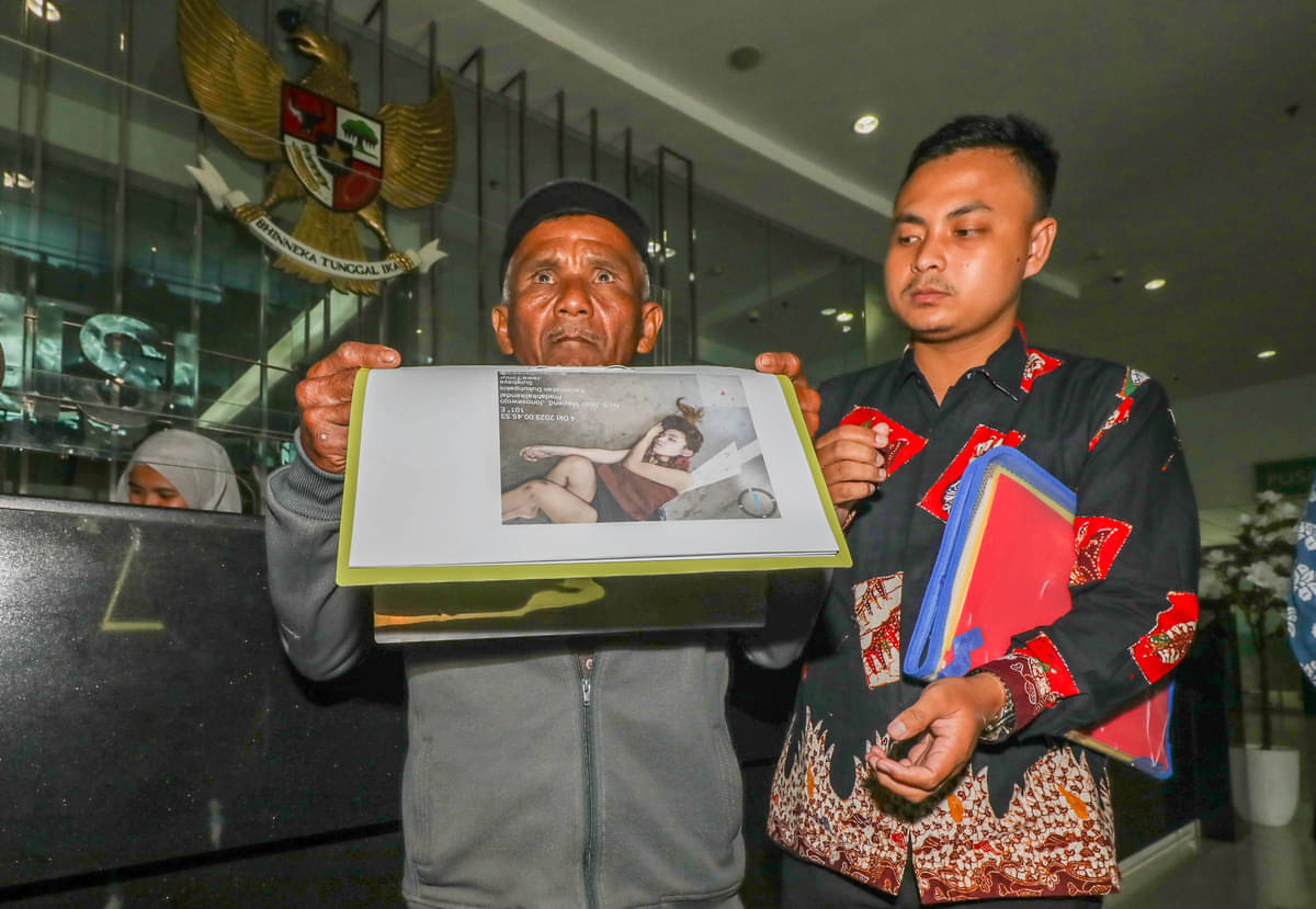 Ayah almarhum Dini Sera Afriyanti (kiri) melaporkan majelis hakim Pengadilan Negeri Surabaya ke Mahkamah Agung, Senin (29/7/2024).