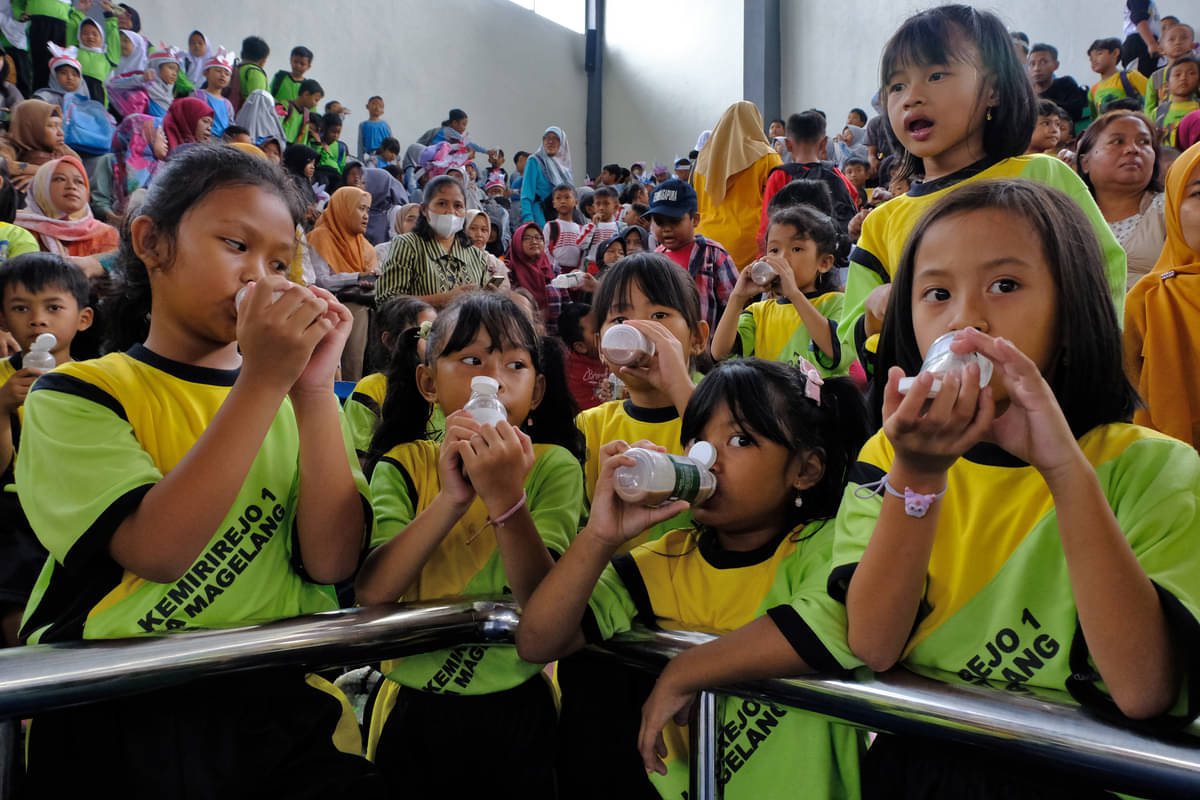Siswa PAUD dan TK meminum susu saat Gerakan Minum Susu Bareng Pak Wali di GOR Samapta Kota Magelang, Jawa Tengah, Selasa (28/11/2023)