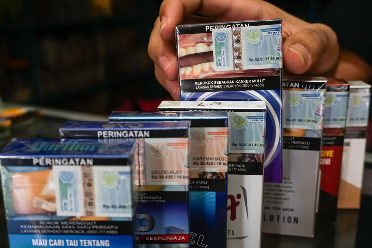 Pedagang menata rokok yang dijual di Ciputat