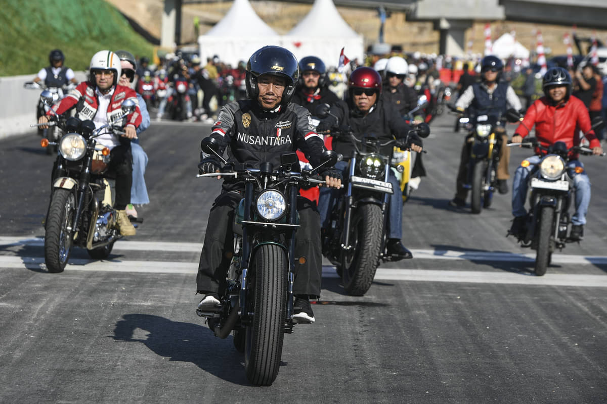 Presiden Joko Widodo (depan) bersama sejumlah influencer media sosial mengendarai motor melewati Jalan Tol IKN di Balikpapan, Kaltim.