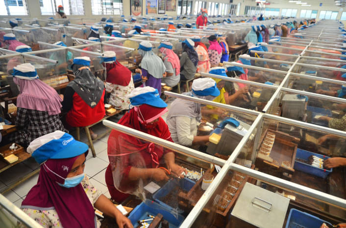 Pekerja memproduksi rokok Sigaret Kretek Tangan (SKT) di salah satu pabrik rokok di Kudus, Jawa Tengah. 