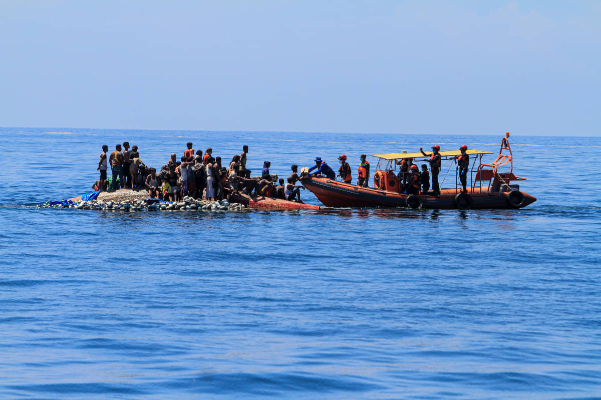 Personel Basarnas bersama TNI AL dan Polairud Polda Aceh mengevakuasi imigran etnis Rohingya yang terombang-ambing di perairan laut Meulaboh