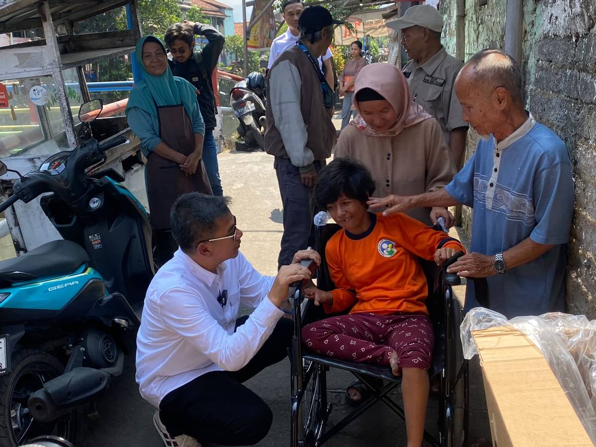 Sonny Salimi menyerahkan kursi roda untuk Dinda