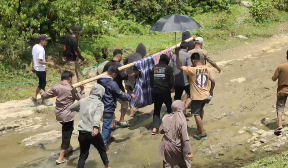 Viral, Bidan di Polewali Mandar Ditandu 23 Km Menuju RS karena Jalan Rusak