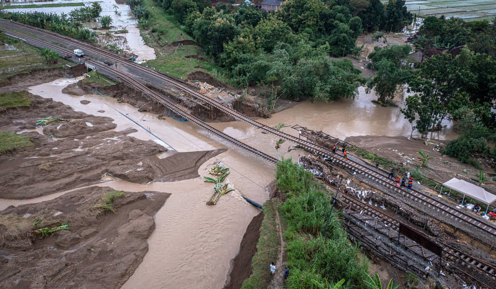 Jalur Rusak Akibat Banjir Grobogan, Sejumlah Kereta Api Terlambat Tiba di  Surabaya
