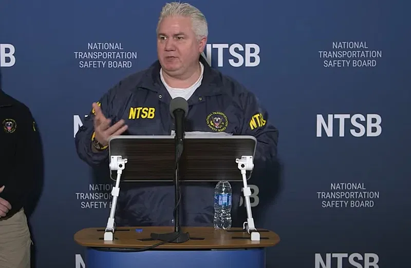 NTSB Selidiki Tabrakan Jet American Airlines dan Helikopter Black Hawk