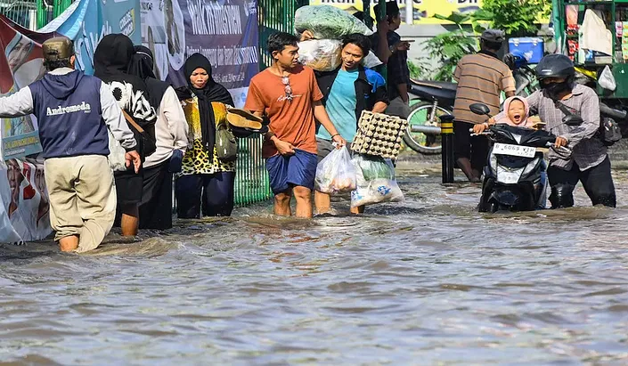 Cegah Banjir, Pemkot Tangerang Kerahkan Ratusan Petugas Bersihkan Drainase