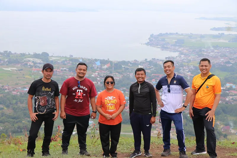 Pesona Puncak Sibodiala, Surganya Hiking dan Paralayang