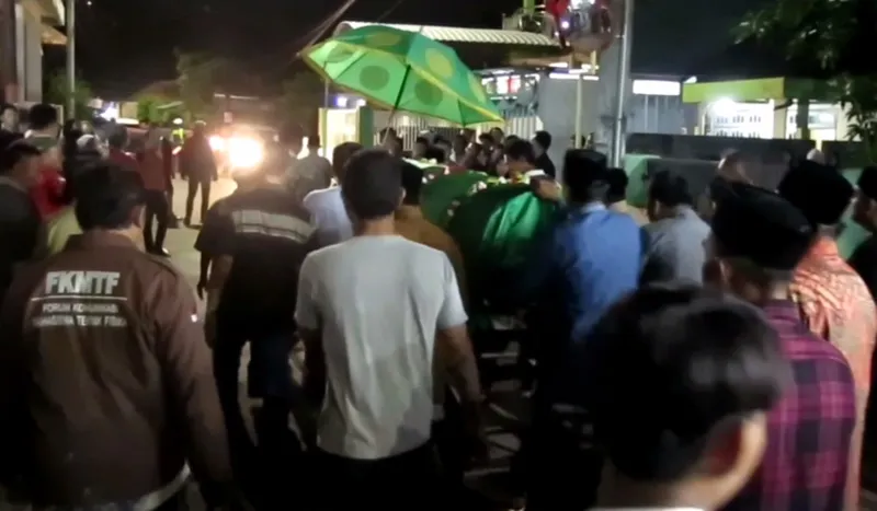 Isak Tangis Keluarga Siswi SMA 1 Porong Pecah saat Jenazah Dimakamkan