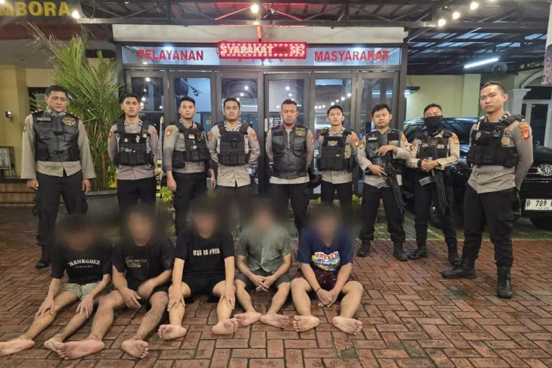 Polisi Sita Busur Panah dari para Remaja yang Mau Tawuran