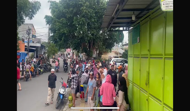 Antrean Mengular! Warga Jakarta Berburu Gas 3 Kg Sejak Subuh