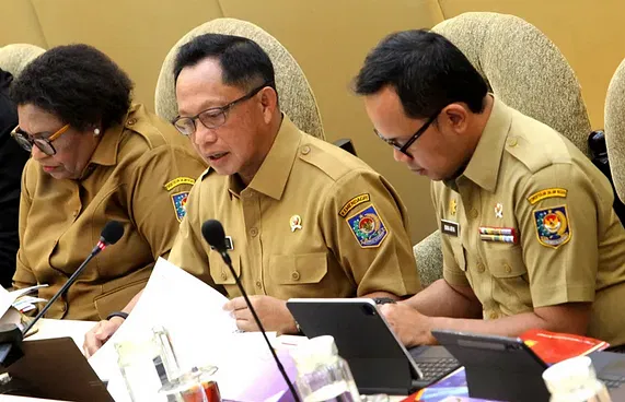 DPR Serahkan Jadwal Pelantikan Kepala Daerah kepada Pemerintah