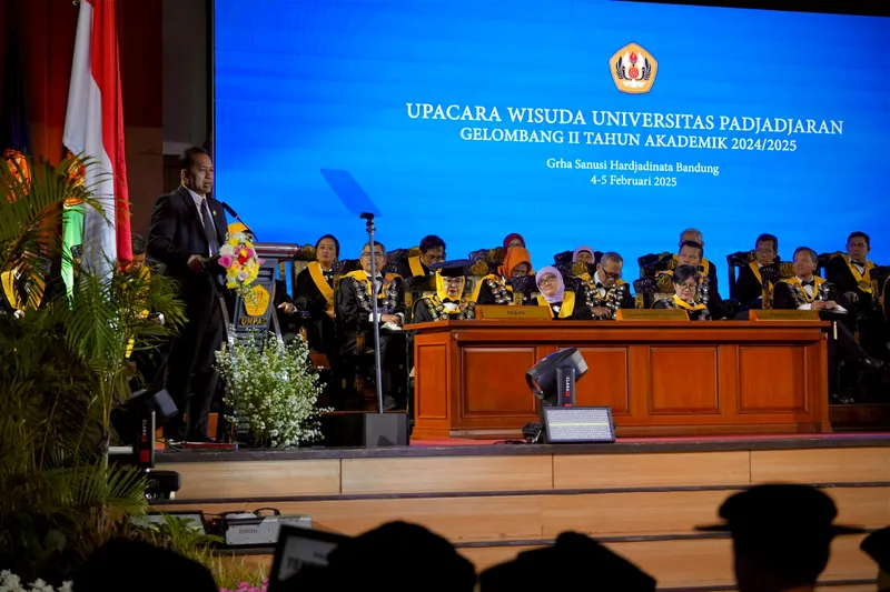 Wakil Menteri Koperasi Ferry Juliantono Berikan Motivasi pada Wisudawan Universitas Padjadjaran