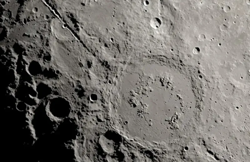 Ngarai Raksasa di Bulan Terbentuk dalam Hitungan Menit Akibat Banjir Batu Dahsyat