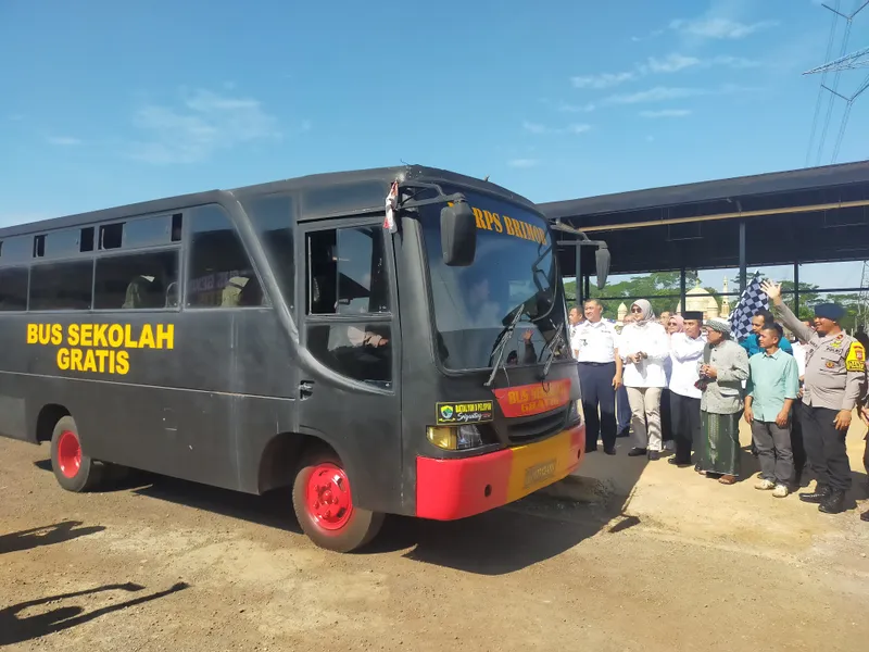 Bus Operasional Brimob Polda Jabar Disulap Menjadi Bus Sekolah Gratis di Tasikmalaya