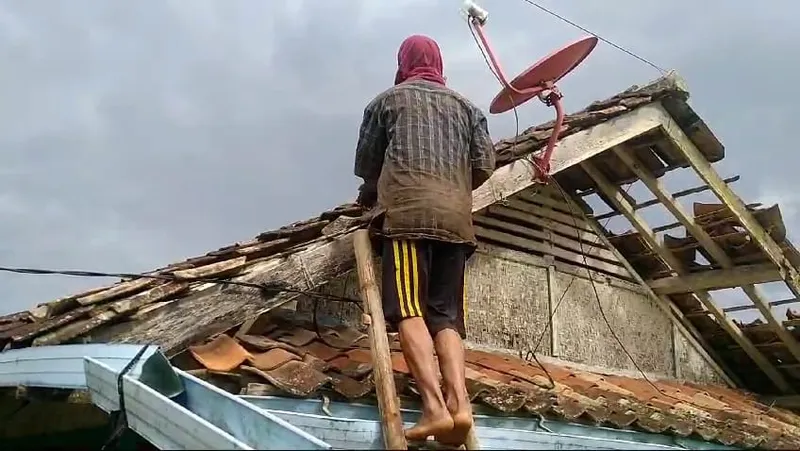 Angin Kencang Rusak Puluhan Rumah di Pagerageung Tasikmalaya