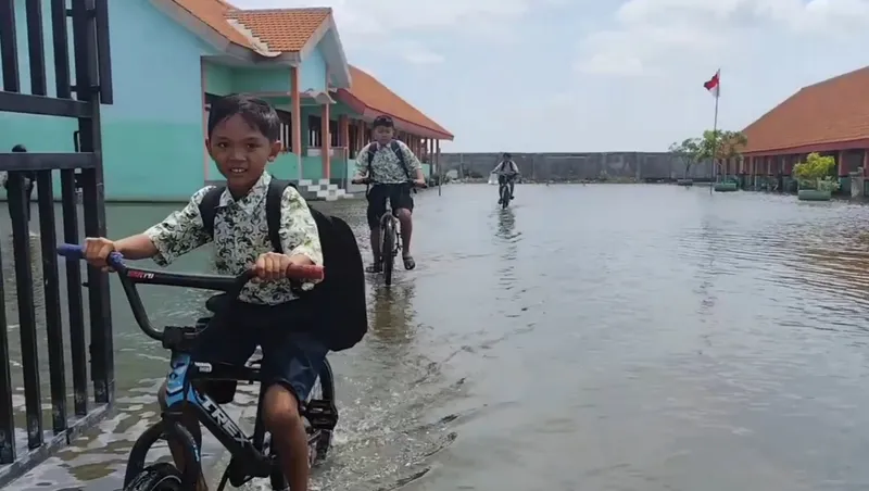 3 Pekan Terendam Banjir, Siswa SDN Banjarasri Dipulangkan dan Terpaksa Belajar Daring