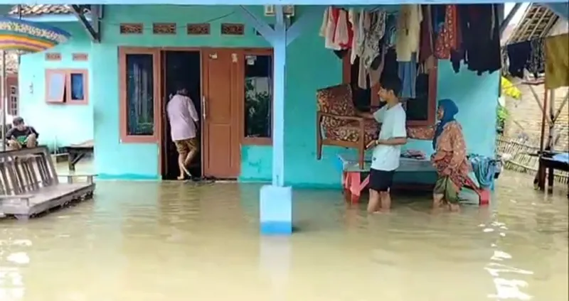 Rumah Terendam Banjir di Subang, Ratusan Warga Mengungsi ke Kolong Flyover