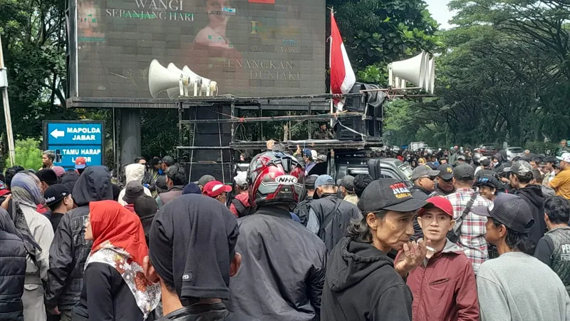 Ratusan Warga Datangi Polda Jawa Barat Tuntut Adili Jokowi