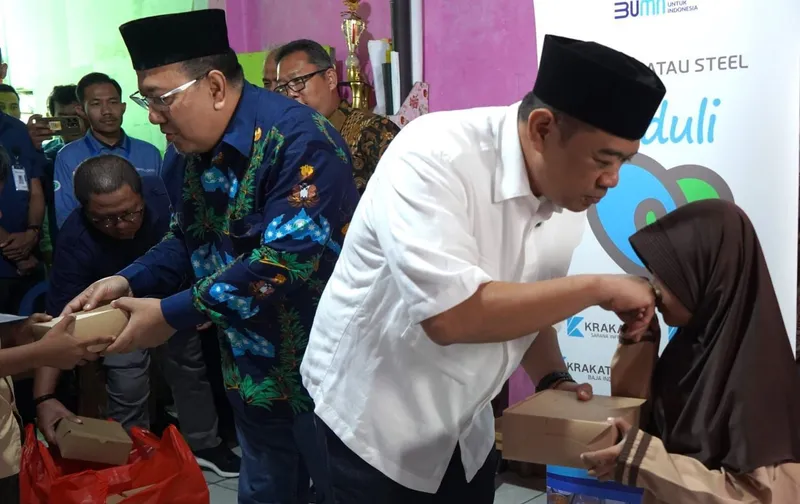 Krakatau Steel Salurkan Bantuan Makanan Bergizi bagi Siswa di Cilegon