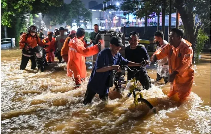 Banjir Jakarta, Ratusan Warga Mengungsi ke Rusun dan Musala