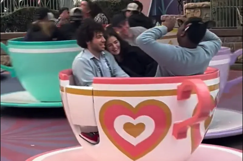 Selena Gomez dan Benny Blanco Nikmati Hari di Disneyland