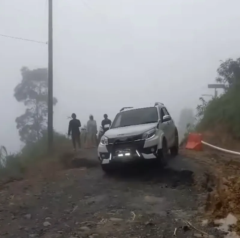 Jalan Pekalongan-Banjarnegara Ambles, Pengiriman Logistik Korban Longsor Petungkriyono Terganggu