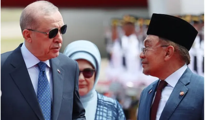 Kunjungi Malaysia, Erdogan disambut oleh Anwar Ibrahim dan menerima Doctor of Honor