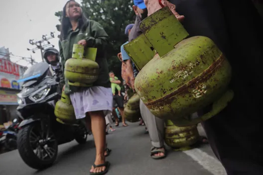 Legislator meminta pemerintah provinsi DKI Jakarta untuk merevisi pergub untuk mengatasi kelangkaan gas LPG 3 kg