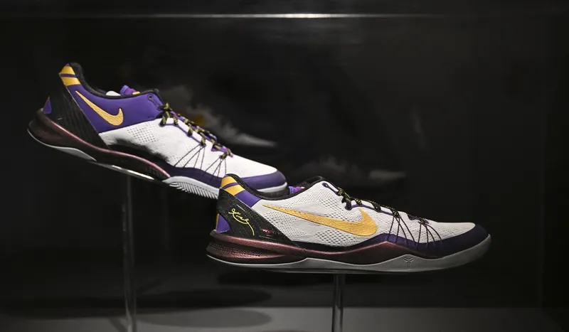 Sepatu yang digunakan oleh Kobe Bryant selama cedera tendon Achilles dijual IDR 10,8 miliar