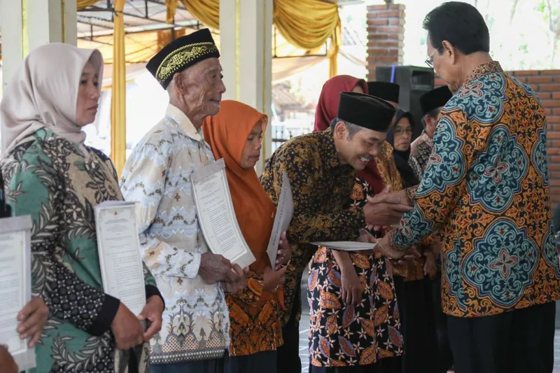 Sultan menyerahkan 222 Fiber Palilah pemanfaatan tanah kesultanan kepada warga negara