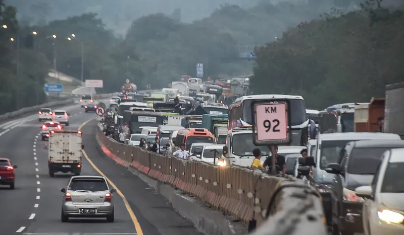 Sejumlah Titik Di Jalan Tol Cipululer Perlu Perbaankan