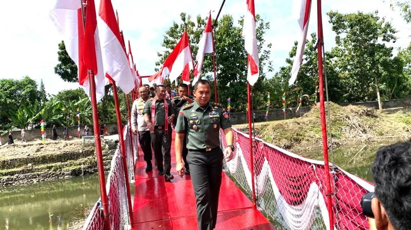 Pangdam IV/Diponegoro Resmikan Jembatan Gantung Merah Putih Di Klaten